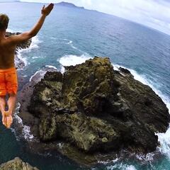 Increíbles saltos de hasta 30 metros de un grupo de jóvenes en sitios paradisíacos de Hawái