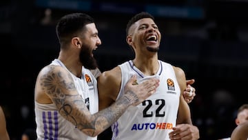El pívot caboverdiano del Real Madrid Edy Tavares bromea con su compañero Vincent Poirier.