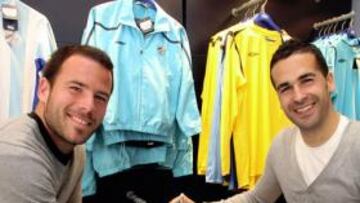 <b>PACTO DE CABALLEROS. </b>La afición malaguista se volcó con estos dos futbolistas malagueños y que están plenamente comprometidos con los colores blanquiazules.