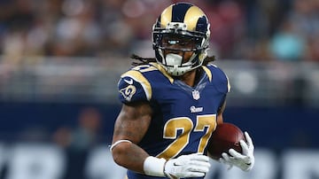 Del otro lado estaría el running back de los Rams, Todd Gurley. El corredor es sumamente potente y podría utilizar sus grandes técnicas para evadir rivales para encontrar espacios y encontrar a sus compañeros al frente.