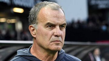 Marcelo Bielsa, t&eacute;cnico del Lille, observando con atenci&oacute;n un partido de la liga francesa.