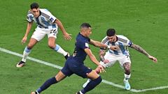 De Paul y Nahuel Molina cierran el paso a Mbappé durante el Argentina-Francia.