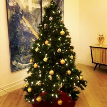 Este es el árbol de Navidad en casa de Ancelotti. Al fondo la réplica de la Décima.
