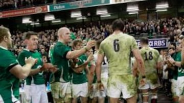 <b>CAMPEONES CABIZBAJOS. </b>Irlanda hace el pasillo a los perdedores, los ingleses que caían en el partido perdiendo la Triple Corona y el Grand Slam, aunque ganaban el título.