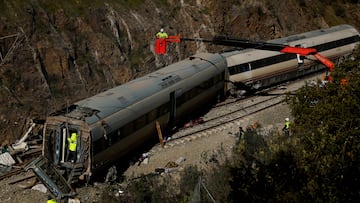 Maintenance workers from Adif work on the wreckage of a train involved in the accident, at the site of a deadly derailment of two high-speed trains near Adamuz, in Cordoba, Spain, January 20, 2026. REUTERS/Susana Vera TPX IMAGES OF THE DAY