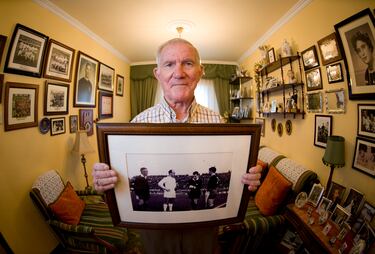 Es una historia épica del fútbol español, la de aquel Pontevedra del hai que roelo (hay que roerlo, en castellano), un duro equipo que militó durante seis temporadas en Primera División y en la Navidad de 1965 acabó la primera vuelta de la competición como subcampeón de invierno, después de liderar la tabla al final de dos jornadas. En toda esa andadura participó Eduardo Dapena Lis, Cholo, capitán de aquel grupo, en el que ejercía de lateral izquierdo y de secante de la estrella del equipo rival. Jugó 334 partidos con el club de Pasarón, 129 de ellos en la máxima categoría. El 27 de marzo falleció a los 88 años, en la Pontevedra de sus gestas.