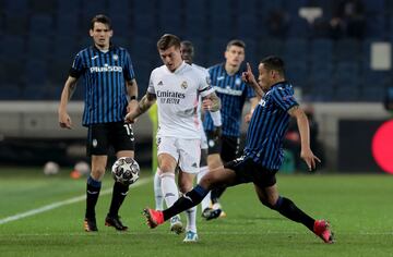 Toni Kroos con Luis Muriel.