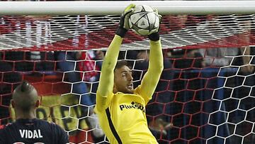 Oblak ataja un balón ante el Bayern de Múnich.