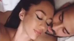 Jesé Rodríguez y Aurah Ruiz abrazados en la cama