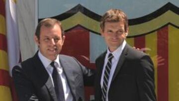<b>EN BUENA SINTONÍA. </b>Sandro Rosell y Tito Vilanova se saludan, ayer, a la entrada de las oficinas del Camp Nou.