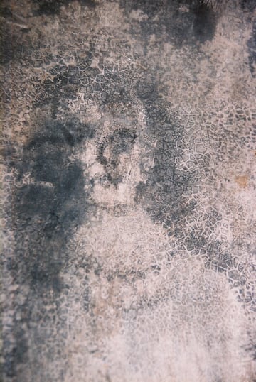 Las caras de Bélmez es uno de los fenómenos paranormales más conocidos de nuestro país. En los años 70 una vecina de Bélmez de la Moraleda vio como aparecía una mancha en el suelo de su cocina y cómo ésta iba adquiriendo forma de rostro humano. 