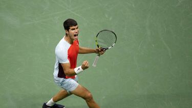 Carlos Alcaraz celebra un punto.