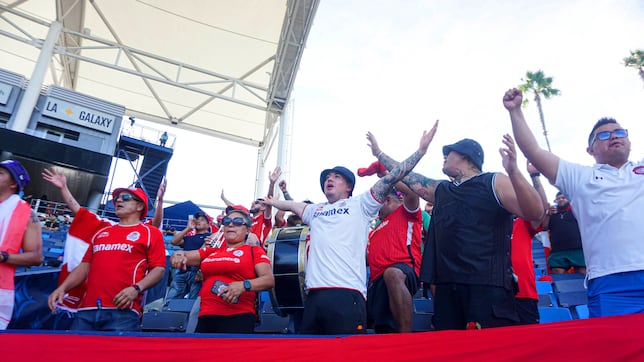 Aficionados del Toluca arruinan la serenata del América