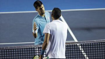 El australiano Nick Kyrgios y el serbio Novak Djokovic se saludan al término del partido de cuartos de final del Abierto Mexicano de Tenis en el puerto mexicano de Acapulco.