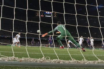 1-0.  Daniele De Rossi marcó el propia puerta el primer gol azulgrana.