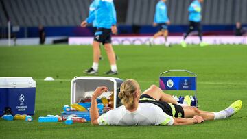 Manchester City's Norwegian striker Erling Haaland looks up after tripping over during a training session at the Ataturk Olympic Stadium in Istanbul on June 9, 2023, on the eve of the UEFA Champions League final against Inter Milan. (Photo by FRANCK FIFE / AFP)
