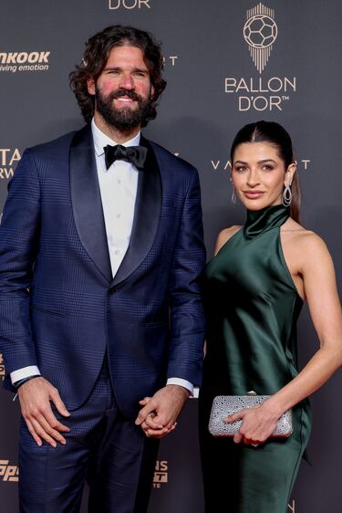 Alisson y Natália Loewe en la alfombra roja de la ceremonia de entrega del Balón de Oro 2025.