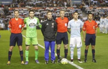 El árbitro Fernández Borbalán acompañado de sus asistentes Cabañero Martínez y Canelo Prieto, el cuarto árbitro Campos Salinas y los capitanes Lux y Hugo Mallo.