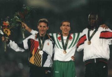 Fermín Cacho en el podio de las Olimpiadas de Atlanta 1996, ganó la medalla de plata. Le acompañan Noureddine Morceli (medalla de oro) y Stephen Kipkorir (medalla de bronce).