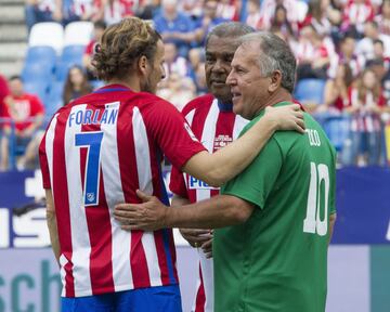 Forlan charla con Zico. 