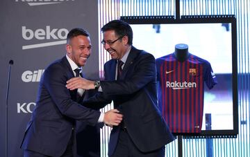 Arthur junto a Josep Maria Bartomeu.