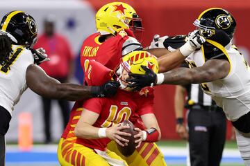 el 15 de abril al 1 de julio se celebra la Liga de Fútbol de Estados Unidos (USFL), un campeonato que enfrenta a ocho equipos y que este año tiene lugar en cuatro sedes: Detroit, Memphis, Birmingham (Alabama) y Ohio. En la foto, el quarterback Case Cookus, de los Philadelphia Stars, es placado durante el partido contra los Pittsburgh Maulers.