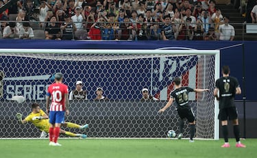 No le tembló el pulso al ejecutar la pena máxima al serbio: con mucha templanza, golpeo raso y a su derecha. Engañó por completo a Gomis.