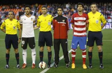 Los capitanes de ambos equipos, Parejo y Mainz, con el árbitro Undiano Mallenco y los jueces de línea.