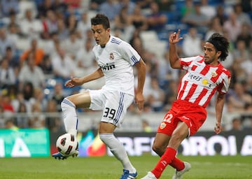 Joselu, en el remate con el que marcó gol en el partido de su debut con el primer equipo del Real Madrid, contra el Almería en mayo de 2011.