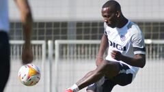 Advíncula sigue a la espera