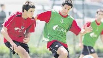 <b>SE QUEDÓ VACÍO. </b>Javi Martínez, que da un pase tras ser presionado por el cachorro Iturriaga, demostró un altísimo ritmo de juego en la prueba de Tignes.