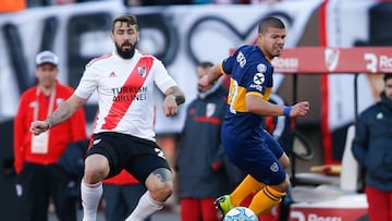 AME2434. BUENOS AIRES (ARGENTINA), 01/09/2019.- Marcelo Weigandt (d) de Boca Juniors disputa el balón con Lucas Pratto (i) de River Plate, este domingo durante encuentro entre Boca Juniors y River Plate por la Superliga Argentina que se disputa en el Estadio Monumental en Buenos Aires (Argentina). EFE/Juan Ignacio Roncoroni
