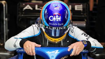 Fernando Alonso en el box de Alpine durante el GP de Arabia Saudí.