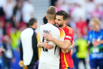 Toni Kroos se abraza a Nacho Fernández tras finalizar el partido.