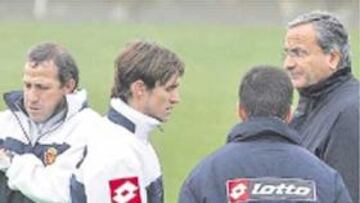 <b>DUDA. </b>Savio comenta sus dolencias al cuerpo técnico zaragocista.