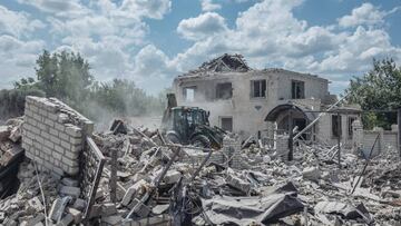 KRAMATORSK, UKRAINE - JULY 29: Emergency workers search for people under the rubble after the Russian shelling in Kramatorsk, Ukraine, 29 July 2022. (Photo by Diego Herrera Carcedo/Anadolu Agency via Getty Images)