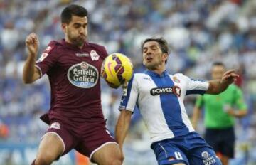 El centrocampista del Espanyol Víctor Sánchez (i) y el defensa del Deportivo Pablo Insúa luchan por el balón durante el partido de la novena jornada de Liga que disputan en el Power8 Stadium de Cornella-El Prat. 