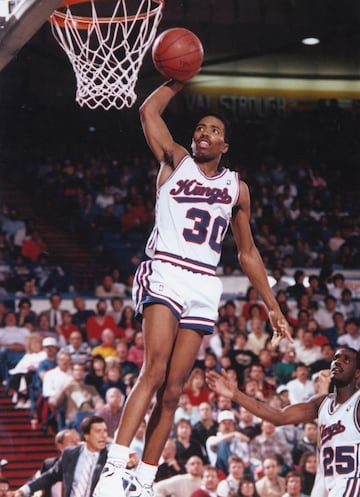 Otro de los grandes jugadores de la NBA que surgieron de esa medalla de oro. Fue el segundo máximo anotador de la selección (14,7 puntos de media). Smith (8 de marzo de 1965, Nueva York) dio el salto desde North Carolina a la Liga, donde estuvo diez temporadas en seis franquicias diferentes y ganó dos anillos de la NBA con Houston Rockets, junto a Hakeem Olajuwon y coincidiendo con la primera retirada de Michael Jordan. Tras su adiós pasó a los platós como analista deportivo. 