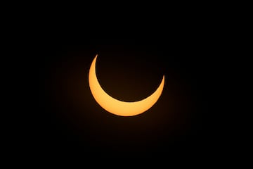 El paso de la luna frente al sol durante el  eclipse solar anular, en Las Horquetas, Santa Cruz, Argentina.