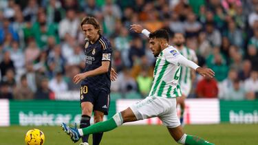 Soccer Football - LaLiga - Real Betis v Real Madrid - Benito Villamarin, Seville, Spain - December 9, 2023 Real Madrid's Luka Modric in action with Real Betis' Chadi Riad REUTERS/Marcelo Del Pozo