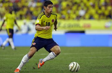 La primera anotación del '10' con la Selección Colombia llegó a sus 20 años y 10 meses, en el partido ante Perú por la quinta jornada de las eliminatorias a Brasil 2014, el 4 de junio de 2012.