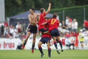 24 de julio de 2004. España ganó su segundo Europeo ante Turquía por 1-0. Sede: Suiza. Albiol, Alexis, Robus y Joan Tomas celebran el triunfo.