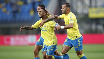 El jugador de la UD Las Palmas Jonathan Viera celebra junto a sus compa&ntilde;eros de equipo su gol frente al Mirand&eacute;s en LaLiga SmartBank.