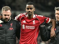 Liverpool's Swedish striker #09 Alexander Isak (C) is helped off the field by medical staff after picking up an injury during the English Premier League football match between Tottenham Hotspur and Liverpool at the Tottenham Hotspur Stadium in London, on December 20, 2025. (Photo by JUSTIN TALLIS / AFP) / RESTRICTED TO EDITORIAL USE. No use with unauthorized audio, video, data, fixture lists, club/league logos or 'live' services. Online in-match use limited to 120 images. An additional 40 images may be used in extra time. No video emulation. Social media in-match use limited to 120 images. An additional 40 images may be used in extra time. No use in betting publications, games or single club/league/player publications. /