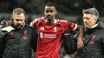 Liverpool's Swedish striker #09 Alexander Isak (C) is helped off the field by medical staff after picking up an injury during the English Premier League football match between Tottenham Hotspur and Liverpool at the Tottenham Hotspur Stadium in London, on December 20, 2025. (Photo by JUSTIN TALLIS / AFP) / RESTRICTED TO EDITORIAL USE. No use with unauthorized audio, video, data, fixture lists, club/league logos or 'live' services. Online in-match use limited to 120 images. An additional 40 images may be used in extra time. No video emulation. Social media in-match use limited to 120 images. An additional 40 images may be used in extra time. No use in betting publications, games or single club/league/player publications. /