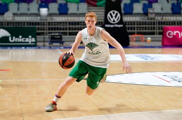 El base espa?ol Alberto D¨ªaz comenz¨® su etapa en el filial y en el primer equipo del Unicaja M¨¢laga desde el a?o 2011 hasta el 2014. Las siguientes dos temporadas se march¨® cedido al Basket Bilbao en 2014 y como pr¨¦stamo al Baloncesto Fuenlabrada, 2014-2015. A partir de la temporada 15/16 formar¨ªa parte de la primera plantilla del Unicaja M¨¢laga hasta ahora, donde Alberto D¨ªaz sigue jugando con el equipo malague?o.