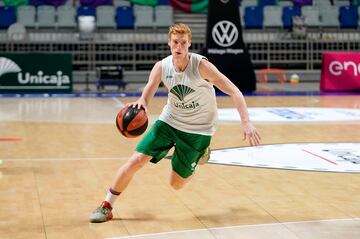 El base español Alberto Díaz comenzó su etapa en el filial y en el primer equipo del Unicaja Málaga desde el año 2011 hasta el 2014. Las siguientes dos temporadas se marchó cedido al Basket Bilbao en 2014 y como préstamo al Baloncesto Fuenlabrada, 2014-2015. A partir de la temporada 15/16 formaría parte de la primera plantilla del Unicaja Málaga hasta ahora, donde Alberto Díaz sigue jugando con el equipo malagueño.