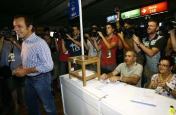 Sandro Rosell en la votación de moción de censura contra Laporta el 6 de Julio de 2008.
