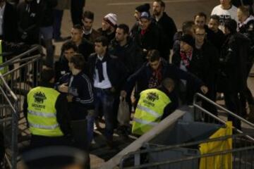 La policía se emplea a fondo en los registros y controles de seguridad fuera del estadio "Allianz Riviera" en Niza, antes del partido Niza - Lyon