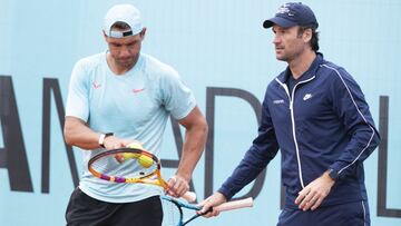 Carlos Moyà, junto a Rafa Nadal durante un entrenamiento previo al Mutua Madrid Open.